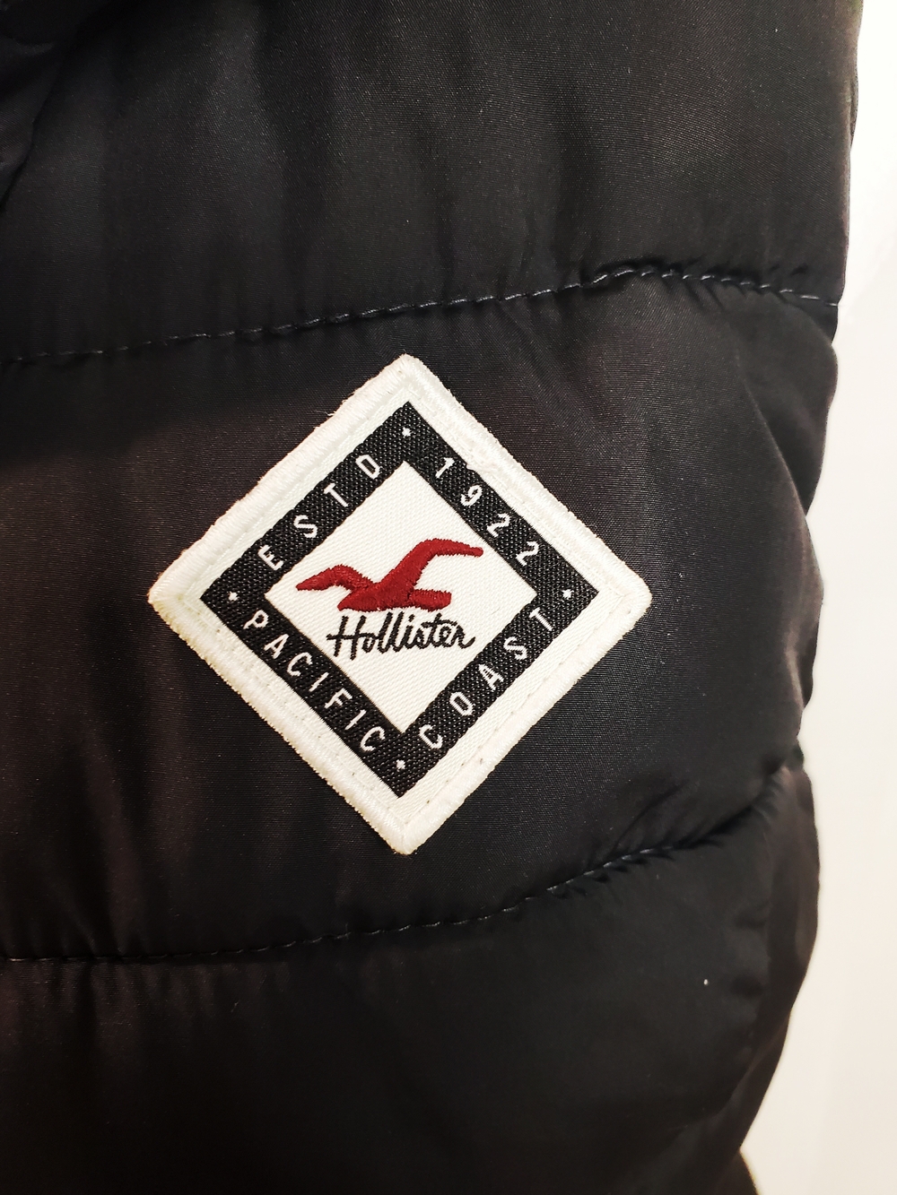 Hollister Sherpa Lined Puffer Vest - Black With Pacific Coast Logo - Picture 2 of 7